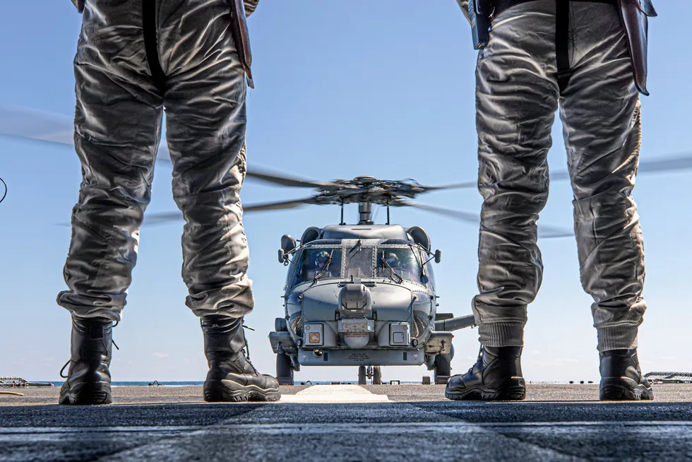 US Navy SeaHawk helikopter på helikopterdekket til KNM Fridtjof Nansen i forbindelse med en sertifiseringsøvelse i 2021.
