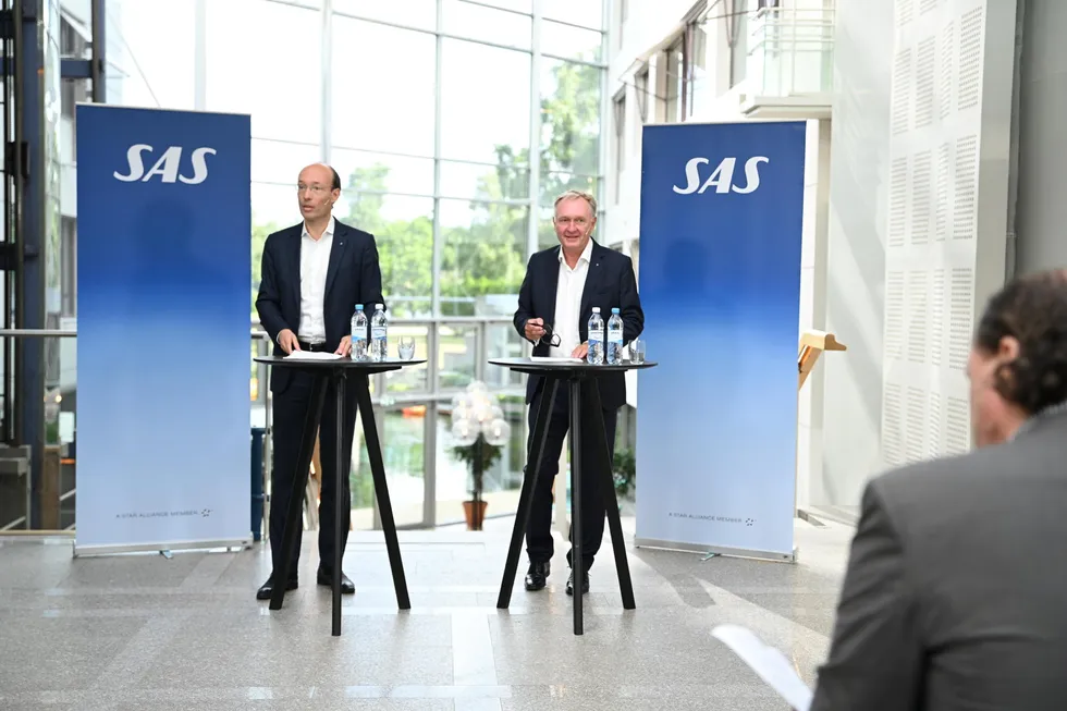 Konsernsjef Anko van der Werff (t.v.) og styreleder Carsten Dilling i SAS møtte pressen i Stockholm tirsdag morgen.