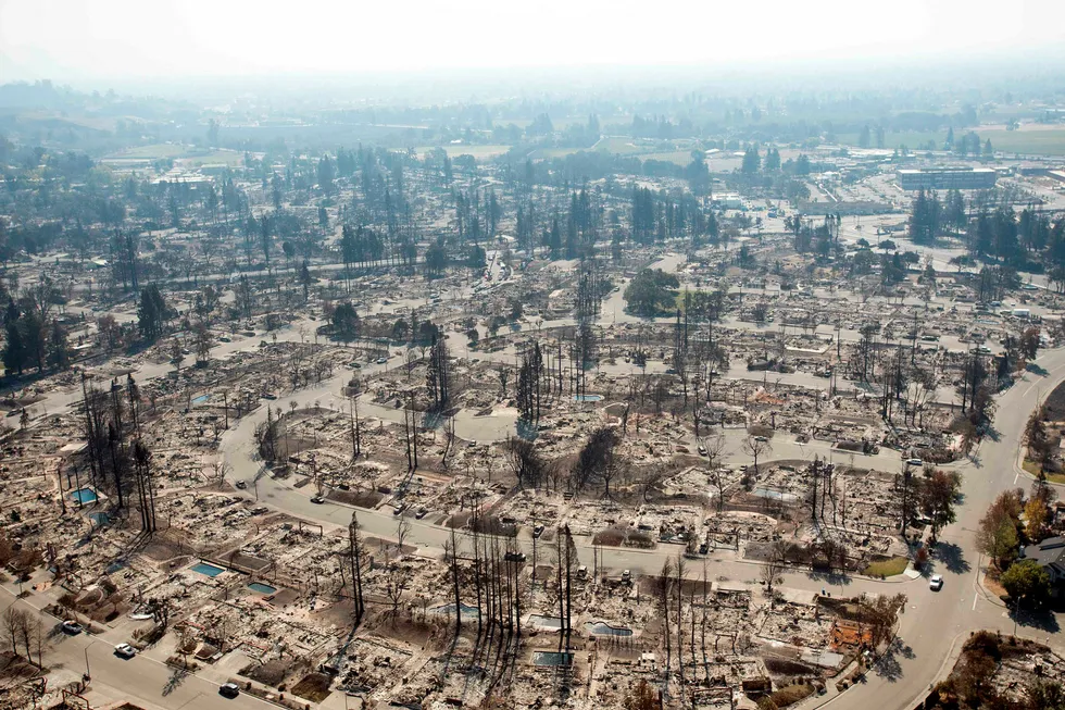 Mange er døde o skogbrannene i California. På bildet er nedbrent boligområde i Santa Rosa. Foto: Josh Edelson/AFP photo/NTB scanpix