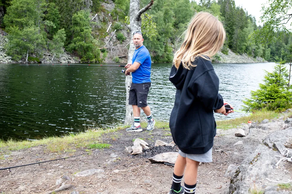 Morten Hammer og familien på fisketur i Nordmarka i Oslo. – Det eneste vi har kjøpt i år er vel mark, sier han.