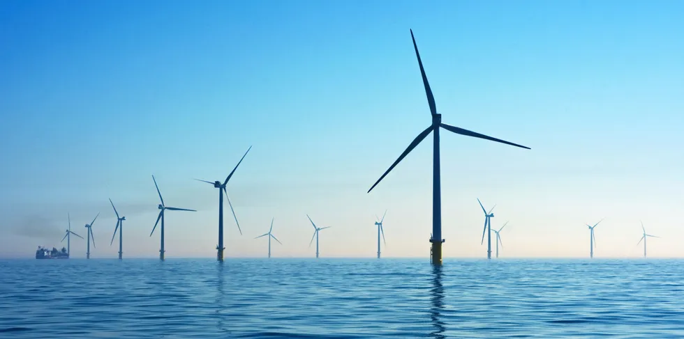Det er like naturlig at havvindparker gir lokale ringvirkninger som at vindparker på land gjør det, mener Norwea. Illustrasjonsbilde fra Rampion Offshore Wind Farm, Storbritannia.