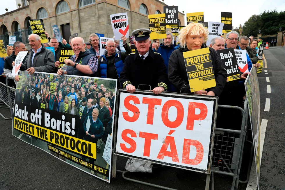 Boris Johnson vil endre brexitavtalen om Nord-Irland. Lokale demonstranter var ikke enige da Johnson besøkte provinsen i mai.