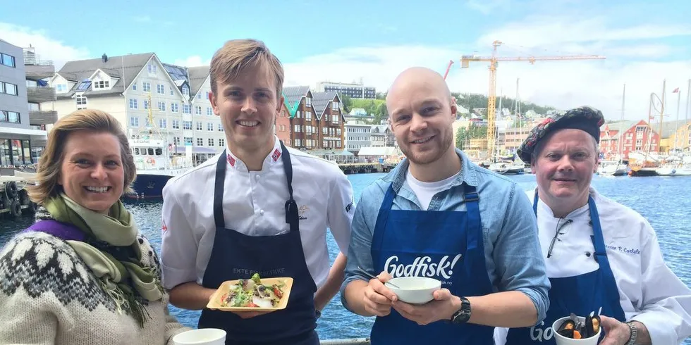 De fire nye foreslåtte festivalrettene. Sara Møllebakken fra Sjømatrådet (t.v.) mester i kokkekunst Geir Skeie, Egil Bye Damsgård fra Buktafestivalen og daglig leder Steven Carlyle hos Kjøkkensjefen. Foto: Jørn Mikael Hagen.