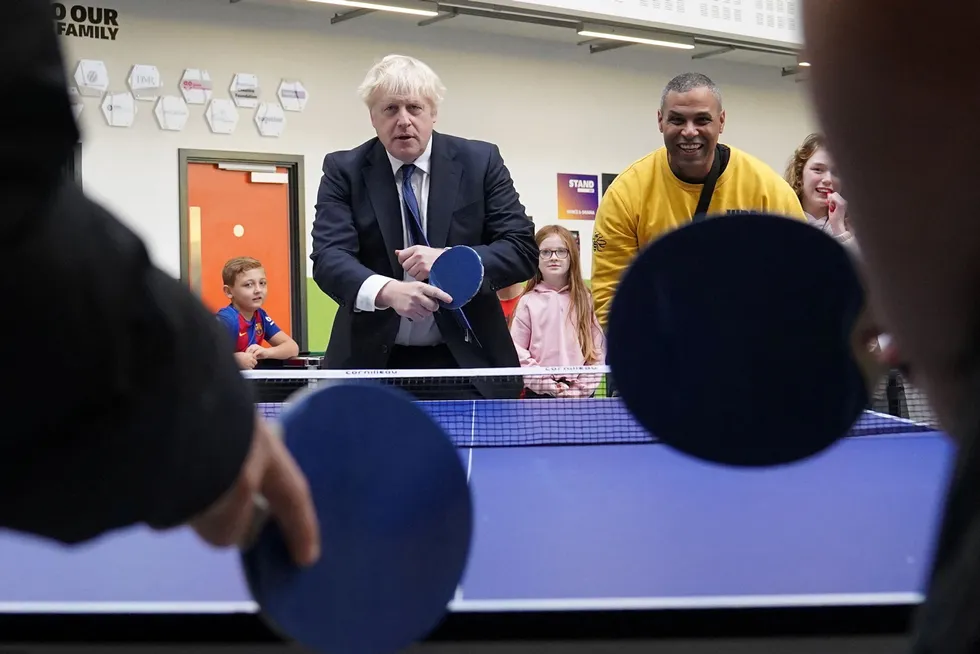 Statsminister Boris Johnson varmer opp med ping-pong før partilandsmøtet i Manchester.