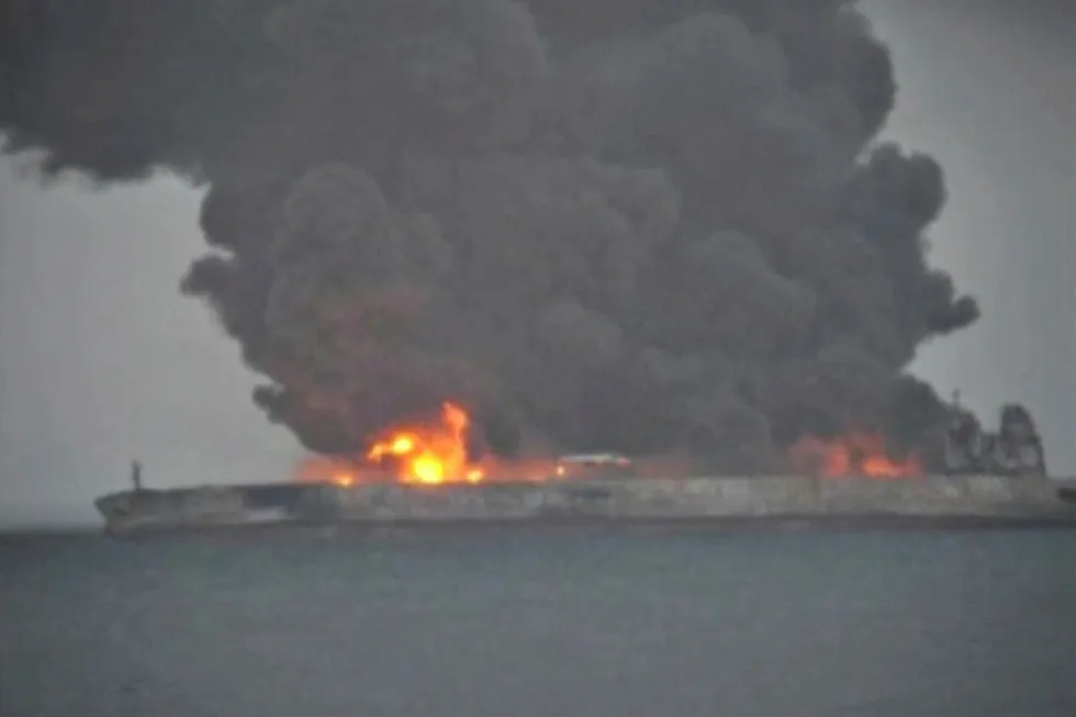 Det Panama-registrerte skipet Sanchi med iransk olje står i flammer utenfor Kina og er forsikret gjennom norske Skuld. Foto: REUTERS TV