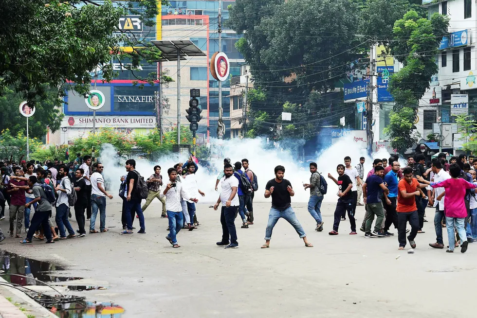 Studenter er møtt med tåregass, kjepper og kniver fra politi og gjenger i forbindelse med at de har demonstrert for bedre trafikksikkerhet i Bangladesh.