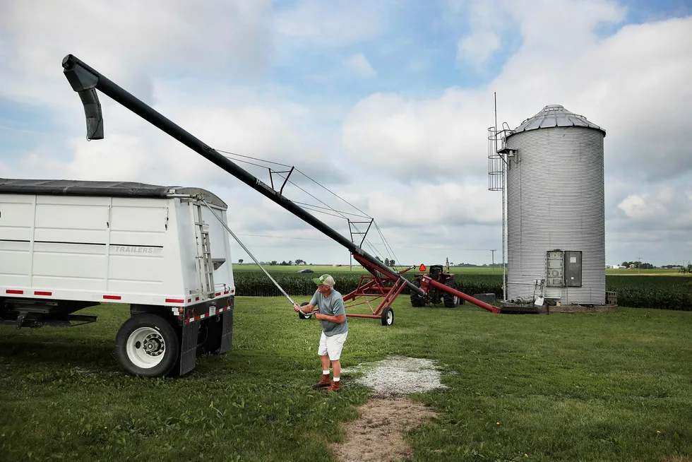 Kineserne har innført straffetoll på amerikanske soyabønner, som bonde John Duffy i Dwight i Illinois her laster over fra siloen. Foto: Scott Olson/AFP/NTB Scanpix