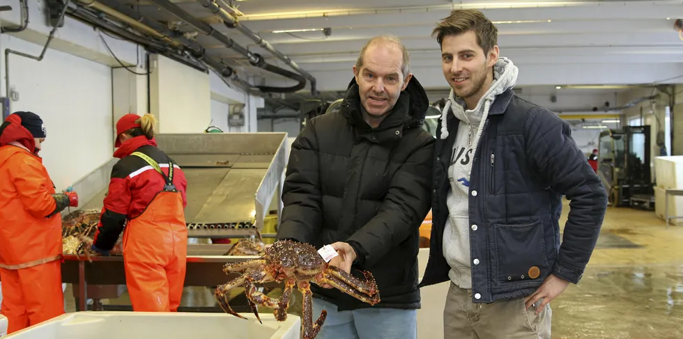 FRYSER MER: Bjørn Ronald Olsen og Erlend Johnsen ved Storbukt Fiskeindustri i Honningsvåg har møtt årets logistikkutfordringer med å produsere dobbelt så mye frossen kongekrabbe som i fjor.