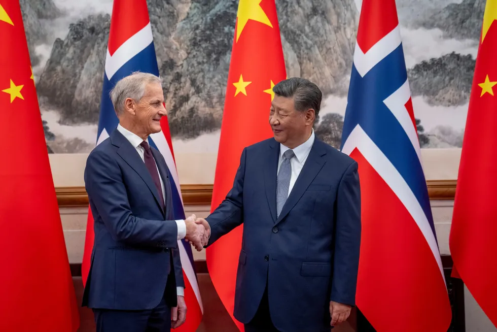 Statsminister Jonas Gahr Støre (Ap) møtte Kinas president, Xi Jinping, i Beijing i september. Norge vil ikke ilegge toll på elektriske biler fra Kina selv om EU har vedtatt ekstraordinær straffetoll.