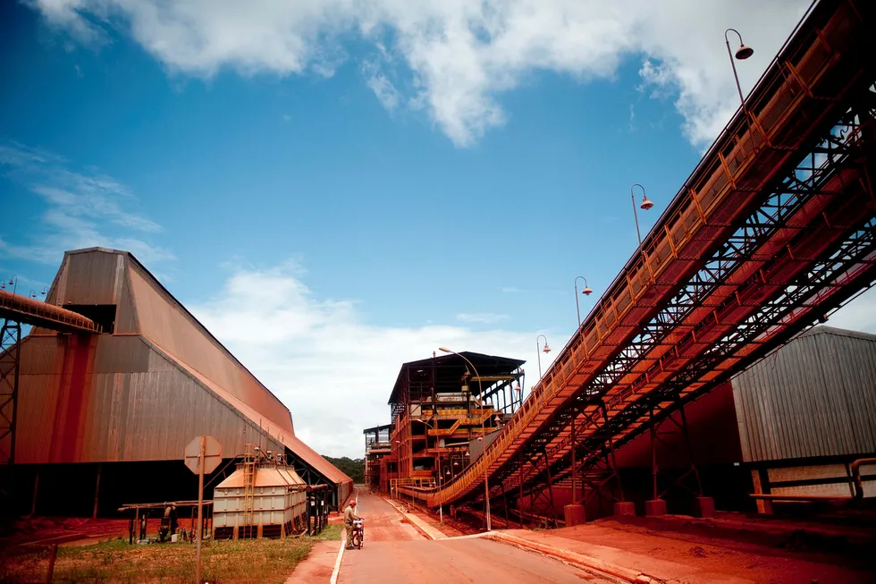 Hydros Alunorte er verdens største aluminaraffineri, som har gått for halv maskin siden 1. mars. Tirsdag opprettholdes produksjonsforbudet av en føderal domstol, ifølge føderale myndigheter.
