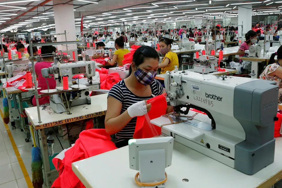 Vietnams tekstilindustri har gode dager etter at USAs president Donald Trump hevet tollen på import av kinesiske tekstilvarer.