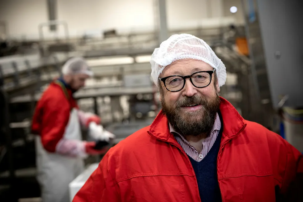 Carl-Erik Arnesen, administrerende direktør i Hav Line, retter kraftig skyts mot fiskeriminister Harald T. Nesviks forsøk på å stanse selskapet. Her fra mottaksanlegget i Hirtshals i Danmark.