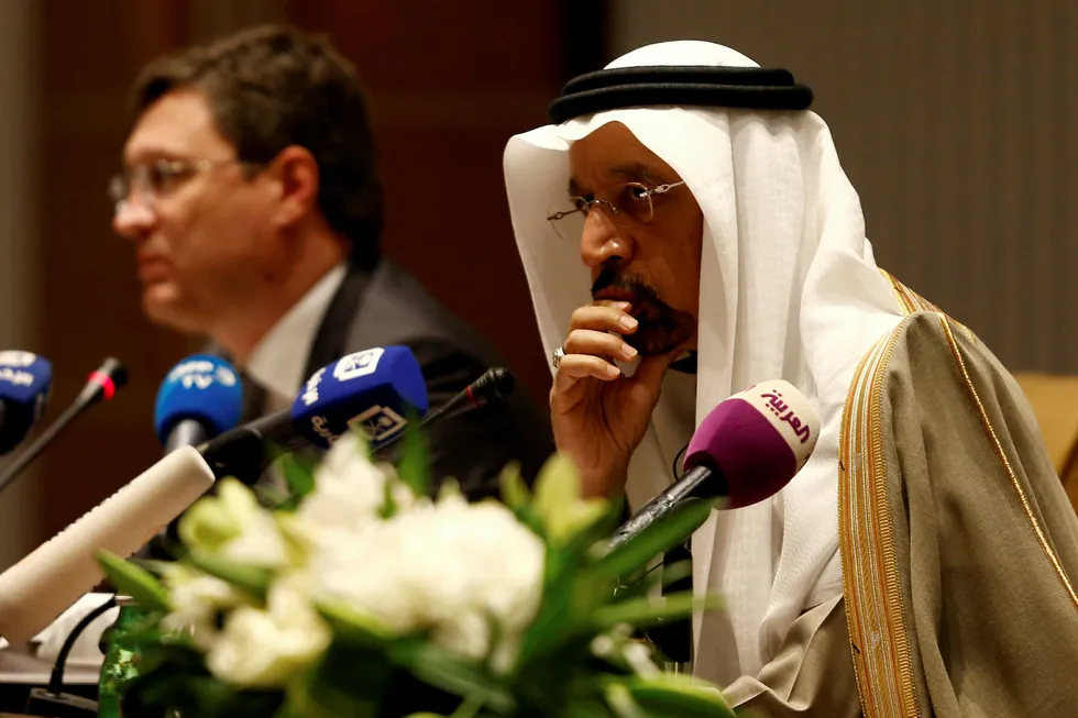 Den saudiarabiske energiministeren Khalid al-Falih og hans russiske kollega Alexander Novak senket oljeprisen på fredag. Foto: Faisal Nasser/ Reuters