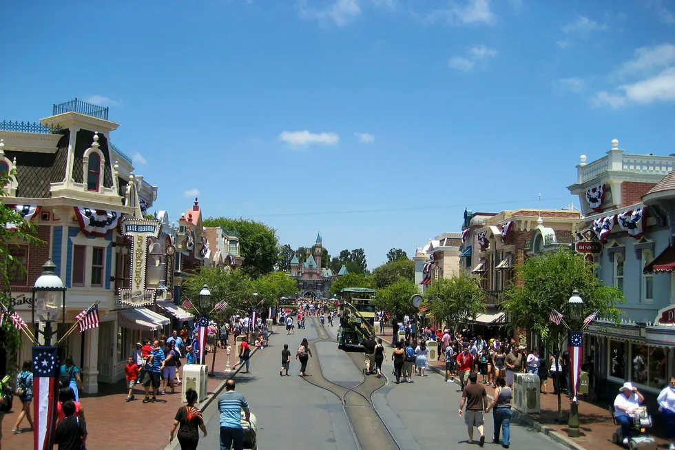 «Disney gjenskaper sin fantasiforestilling om den amerikanske småbyen i Disneylands hovedgate «Main Street, USA» (bildet), som i sin tur blir modell for gentrifiseringen av amerikanske bysentra. Alt er på liksom. Ingenting er slik du tror det er», skriver Bjørn Gabrielsen. Foto: Alfred A. Si/Wikimedia