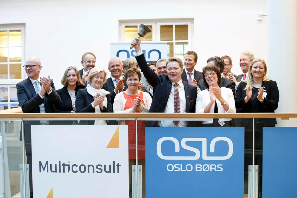 Christian Nørgaard Madsen (med bjellen i hånden) går fredag av som konsernsjef i Multiconsult. Her fra børsnoteringen i 2015.