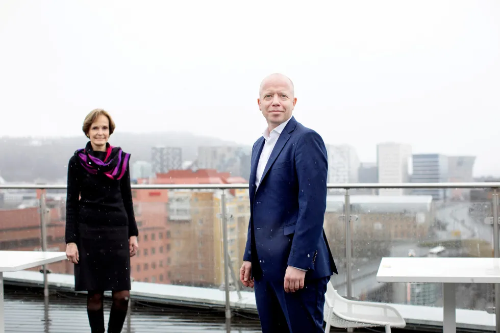 Trond Sundnes blir ny konsernsjef for NHST. Her med styrelder Anette S.Olsen.