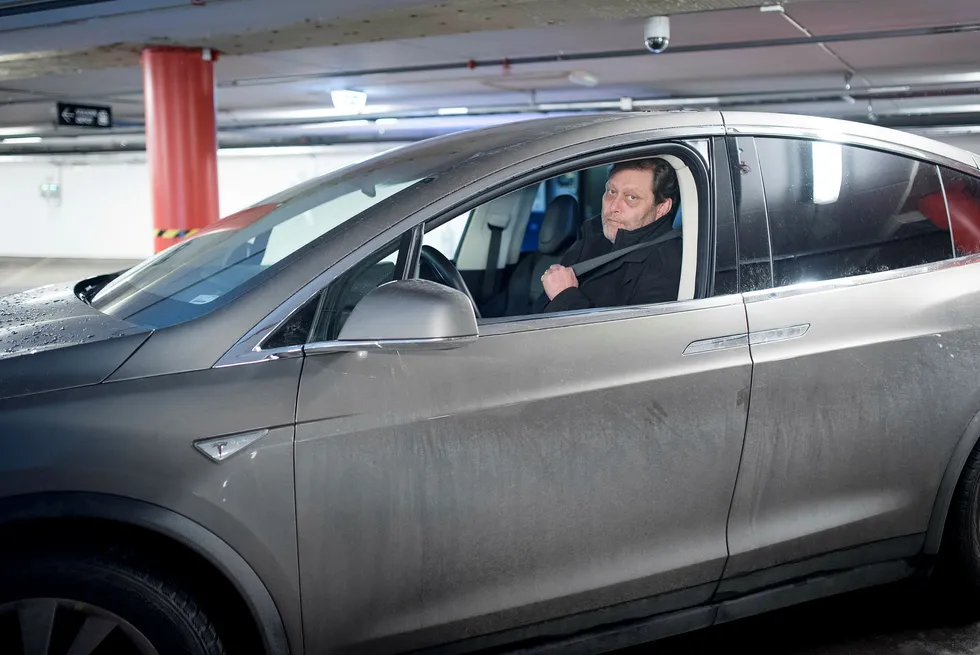Frederic Hauge er skeptisk til at Ola Borten-Moe vil redusere el-blifordele. Her med sin nye Tesla Model X. Foto: Skjalg Bøhmer Vold