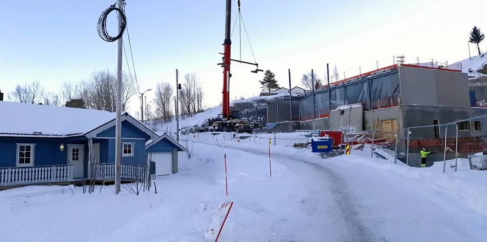 Salten Smolts settefiskanlegg er under bygging i Breivik. Anleggets strømbehov vil føre til oppgraderinger i strømnettet i området.