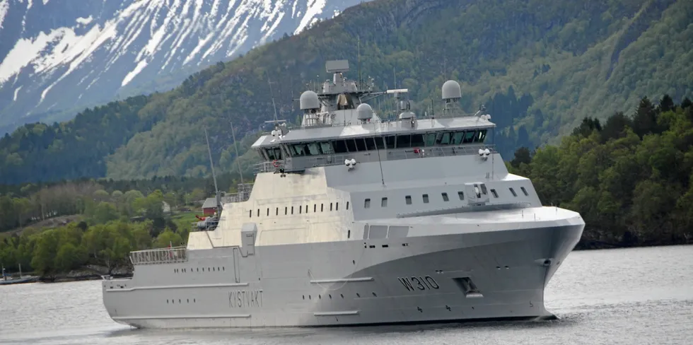 KV «Jan Mayen» i Åsefjorden ved Ålesund. Det nyeste kystvaktskipet ble overlevert fra Vard i Tomrefjord i november i fjor og blir snart satt inn i tjeneste.