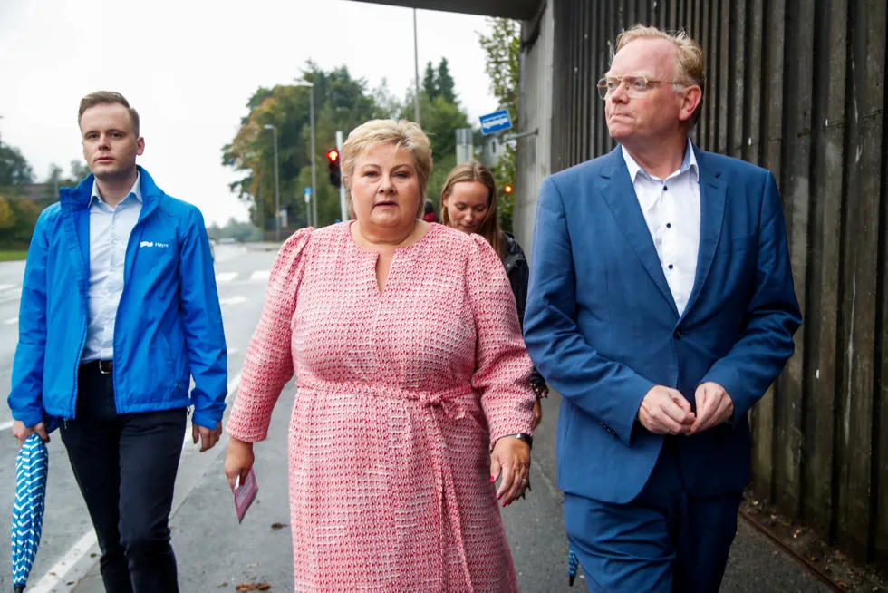 Høyre-leder og tidligere statsminister Erna Solberg og hennes mann Sindre Finnes (til venstre) på vei for å avgi sin stemme ved kommunevalget på Skjold skole i Bergen. Foto: Tuva Åserud / NTB