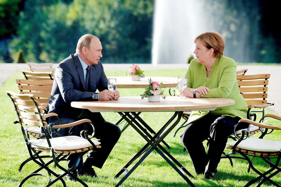 Angela Merkel er under hardt press på grunn av bygging av en ekstra gassrørledning fra Russland gjennom Østersjøen til Tyskland, her fra et møte med Vladimir Putin i Tyskland 18. august.