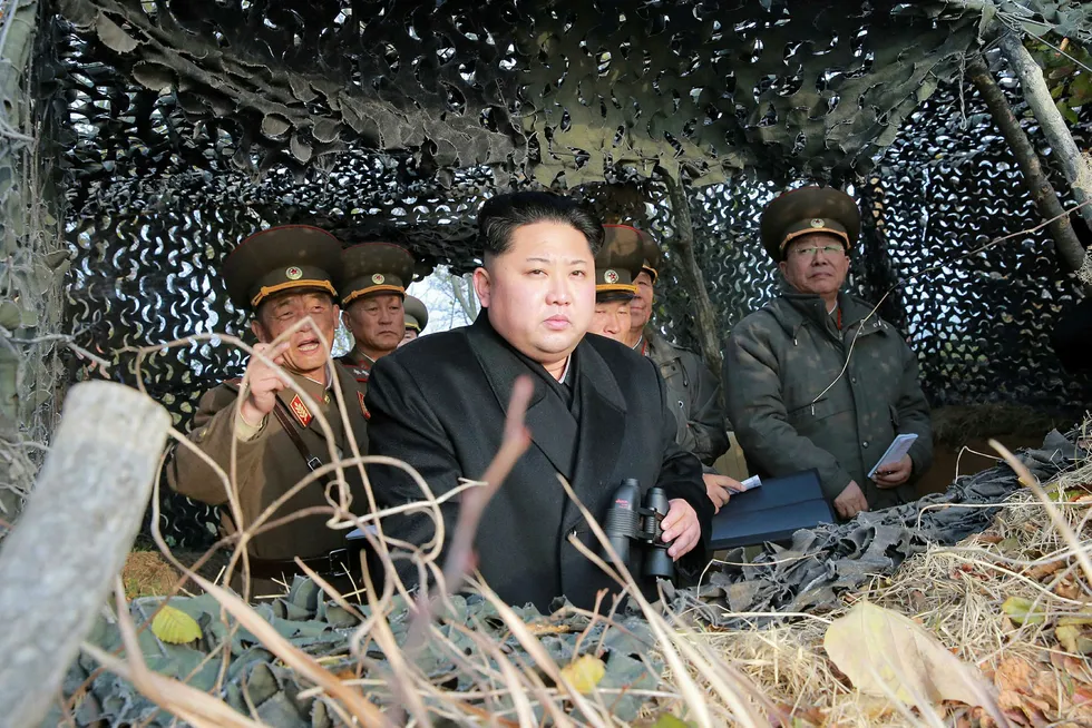 North Korea har satt i gang en storstilt militærøvelse som respons på nye sanksjoner mot landet. På bildet inspiserer leder Kim Jung-un en utkikkspost på et udatert bilde fra myndighetenes nyhetsbyrå KCNA. Foto: KCNA/NTB scanpix