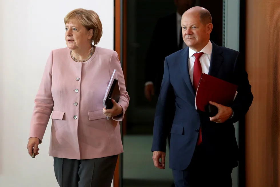 Tysklands statsminister Angela Merkel sammen med visestatsminister Olaf Scholz, som er klar til å kaste seg inn i lederkampen i SPD.