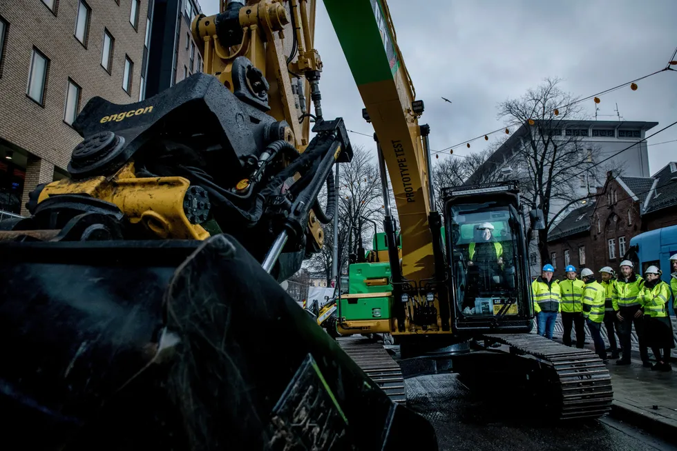 Denne gravemaskinen er ombygd til eldrift, angivelig den første i verden. Byråd Lan Marie Nguyen Berg fikk prøvekjøre gravemaskinen, lød billedteksten i DN til dette bildet fra Storgata i Oslo i 2018.