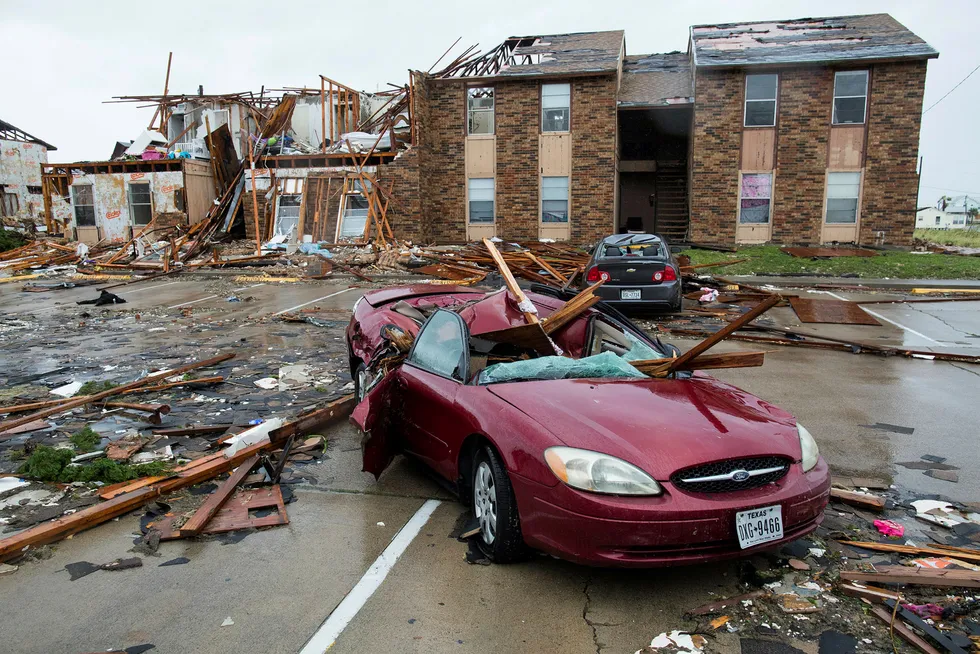 En bil utenfor noen leiligheter i Rockport i Texas. Den lille byen har blitt svært hardt rammet av orkanen. Foto: Courtney Sacco/Corpus Chisti Caller-Times/AP/NTB Scanpix
