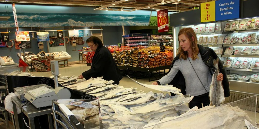 PÅ MENYEN: Mange forbrukere etterspør gryteklar klippfisk fremfor klippfisk i store flak. Carla Aramha velger klippfisk til helgemiddag i butikken til matvarekjeden Continente i Lisboa.