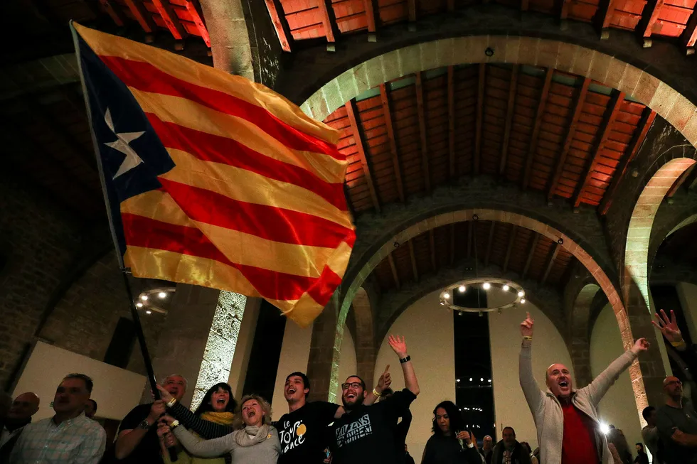 For mange regjeringer handler det om egeninteresse: Det finnes separatistbevegelser i en rekke europeiske land. Et selvstendig Catalonia kan danne presedens, skriver DN Mener. Her fra da resultatene ble lagt frem fra valget om Katalansk frigjøring i Barcelona, Spania. Foto: Albert Gea/Reuters/NTB Scanpix