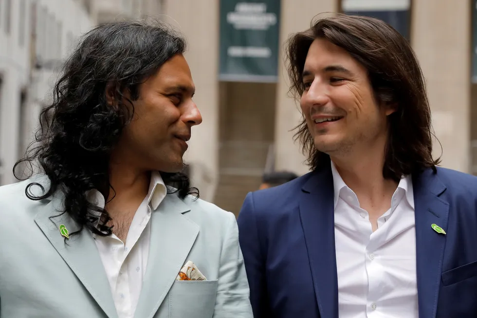 Robinhood-gründerne Baiju Bhatt (til høyre) og Vlad Tenev stilte til fotografering på Wall Street i forbindelse med børsnoteringen i slutten av juli.
