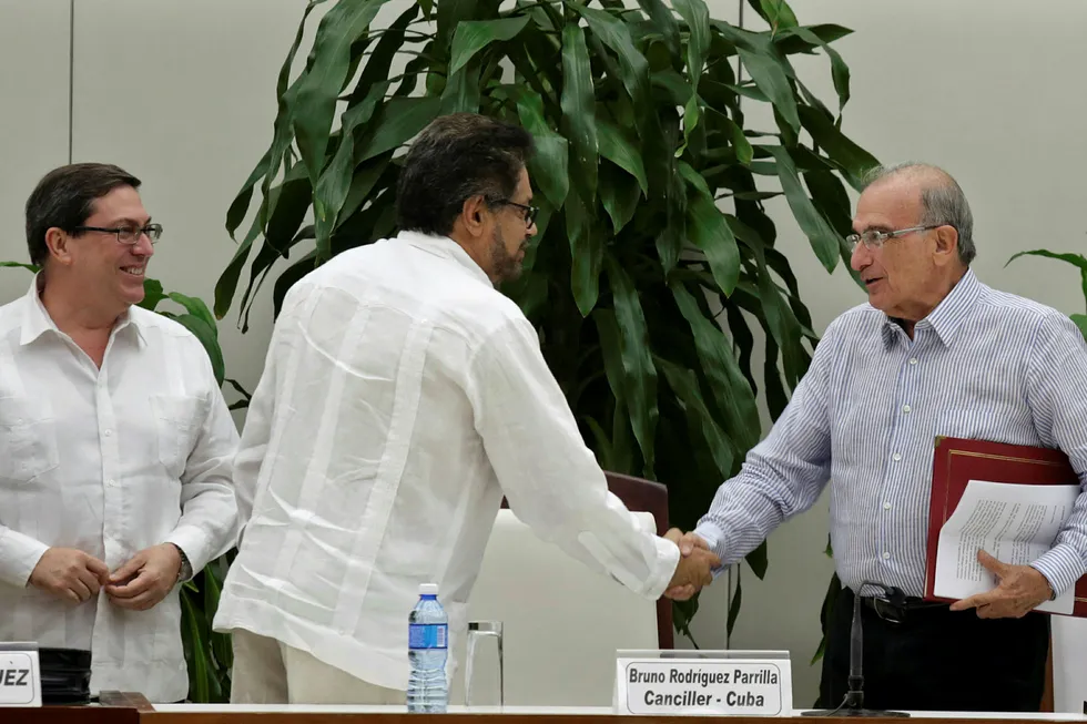 Farcs forhandlingsleder Ivan Marquez (i midten) og regjeringens forhandlingsleder Humberto de La Calle etter at de har signert en ny fredsavtale. Til høyre i bildet er Cubas utenriksminister Bruno Rodriguez. Foto: ENRIQUE DE LA OSA / Reuters / NTB Scanpix