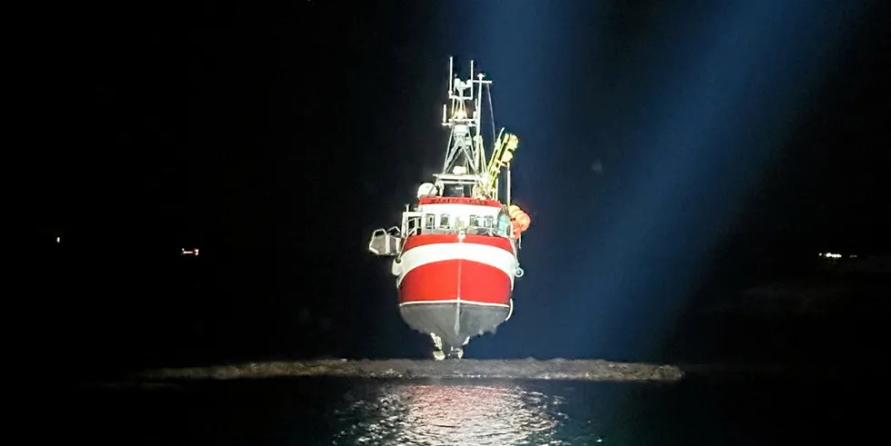 Natt til mandag at det gikk galt satte redningsskøyta «Odd Fellow III» kursen mot Bolga i Meløy. Sjarken ble stående og balansere på den 20 centimeter brede kjølen.