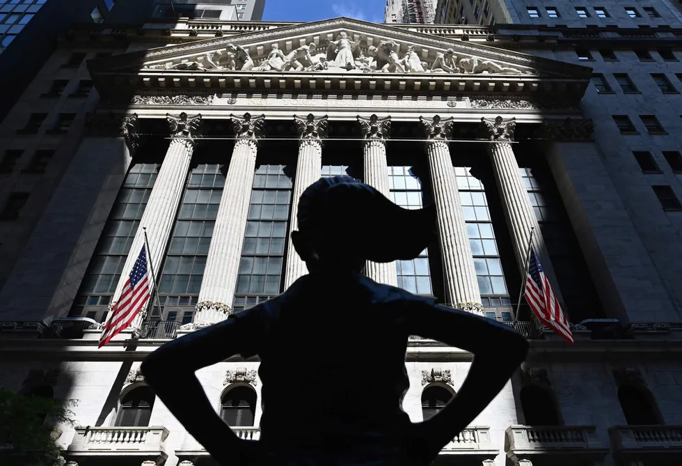 USAs rolle som leder av verdensøkonomien er i ferd med å glippe, skriver Knut Anton Mork. Her: aksjebørsen i New York med «Fearless Girl»-statuen i forkant.