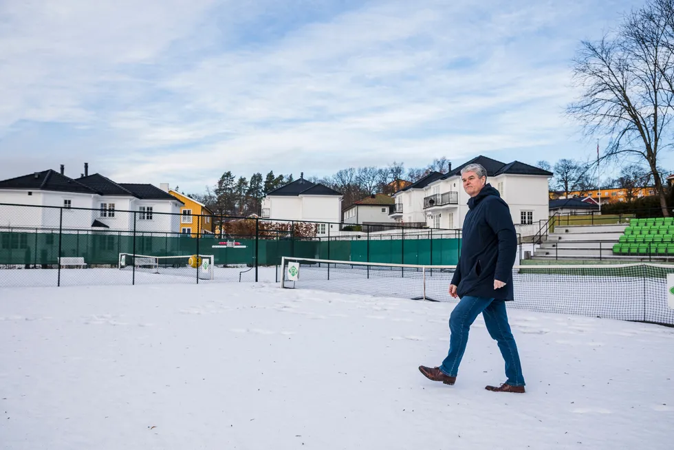 Oslo Tennisklubb har lenge ønsket å restaurere og fornye anlegget som ligger mellom Frognerparken og Skøyen. For å finansiere prosjektet, skal det bygges boliger på deler av eiendommen. Daglig leder i Oslo Tennisklubb, Reidar Nilsen, viser tennisbanen der det skal bli boliger.