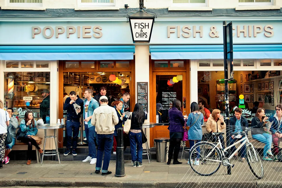 Noen av de mest tradisjonsrike spisestedene i Storbritannia selger fish and chips. Denne populære restauranten ligger ved Spitafields Markets i østre London.