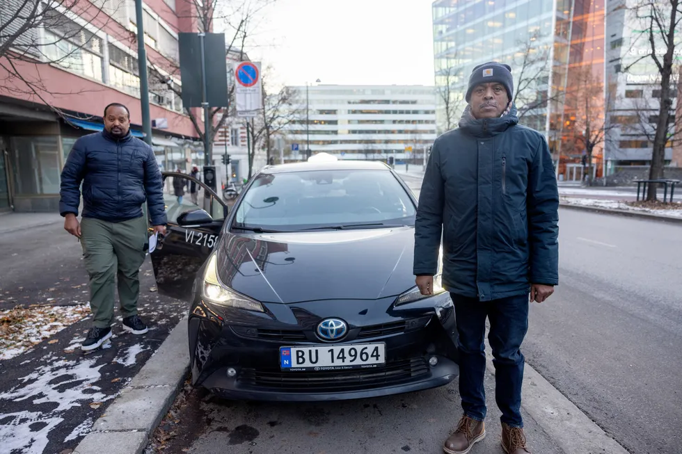 De to sjåførene Henoke Girma (38) og Tolosa Goro (61) føler utnyttet etter å ha kjørt taxi for flere selskaper i Khan Group. Nå stiller de spørsmål til hvordan driften kunne videreføres etter flere konkurser.