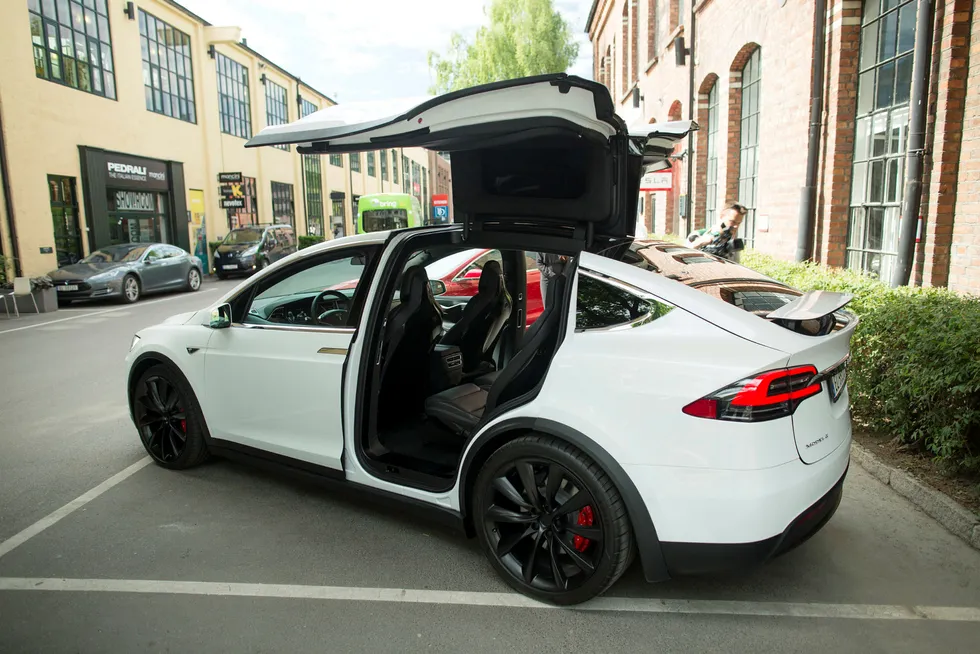 I USA har det allerede skjedd dødsulykker der sjåføren har brukt Teslas «autopilot», skriver artikkelforfatteren.