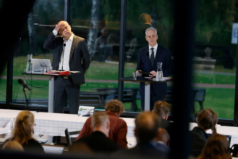 Finansminister Trygve Slagsvold Vedum (Sp) og statsminister Jonas Gahr Støre (Ap) på pressekonferansen på Blaafarveværket på Åmot da de fortalte om lakseskatten.