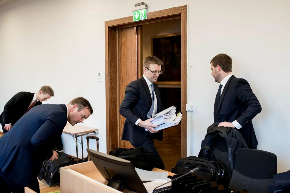 Ydstebøs advokater, Fredrik Gisholt (midten) og Kristoffer Lerum (til høyre) har brukt utradisjonelle virkemidler i jakten på bevis. Foto: Tommy Ellingsen
