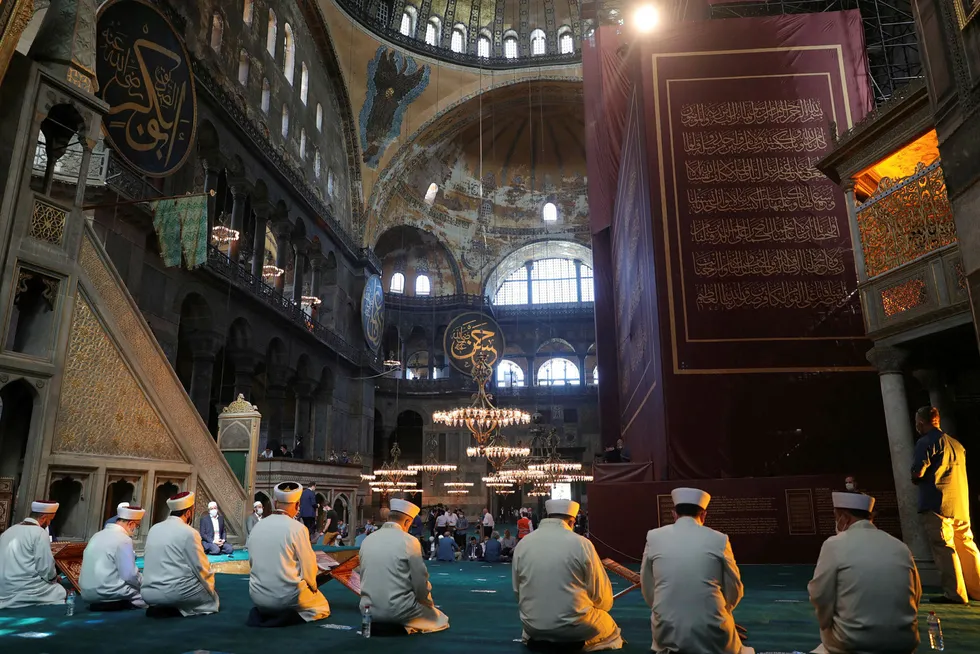 For første gang på 86 år ble det fredag gjennomført fredagsbønn i Hagia Sofia i Istanbul. Tusenvis av tyrkere fra hele landet kom til Istanbul i den anledning.