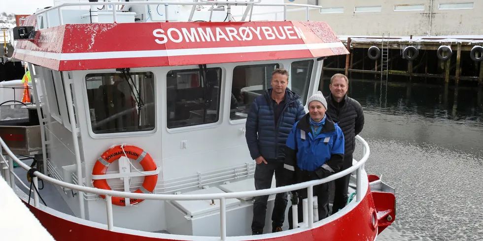 Johnny Løseth (i midten) tok pause i vinterfisket under LofotFishing for å vise frem nye «Sommarøybuen» på havna i Svolvær, en 11,10 meter lang Skogsøy-sjark. Her sammen med teknisk direktør i GOT Skogsøy, Bjørnar Mydland (til venstre) og daglig leder Tore Prestjord (til høyre).