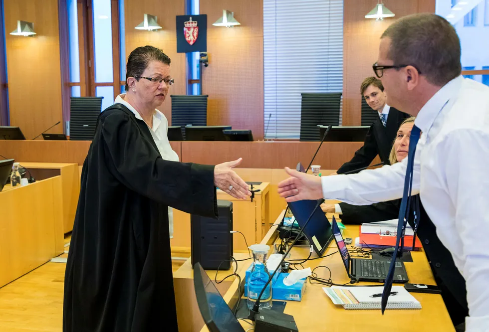 Forsvarer for Kjetil Sjursen, Ellen Holager Andenæs hilser på statsadvokat Henrik Horn i retten. Delvis skjult bak Horn er Økokrims Jill Olsen og Håvard Kampen, som er aktor i saken.