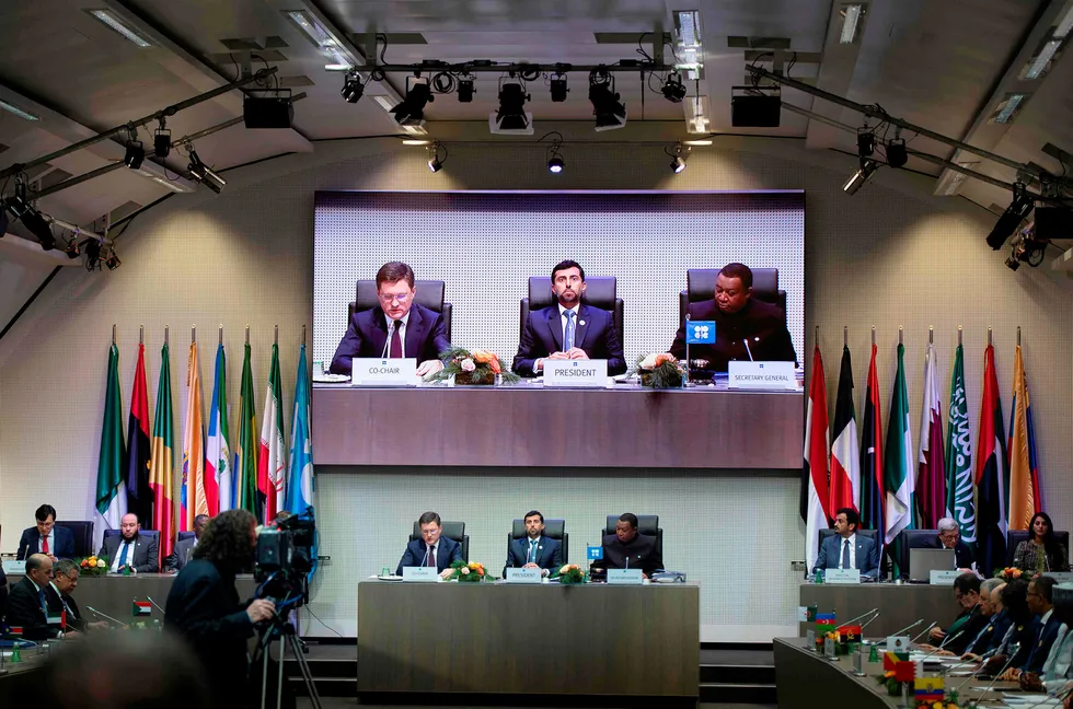 Opec-toppene Russlands energiminister Alexander Novak (fra venstre), president i Opec og energiminister Suhail al-Mazroueiand og Opecs generalsekretær Mohammed Sanusi Barkindo.