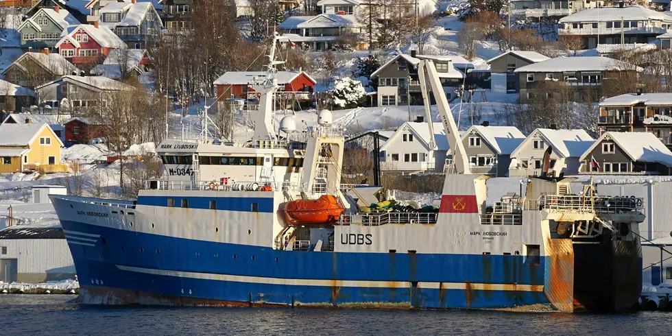 «Mark Liubovskii» lå lenge i Tromsø der russiske trålere ikke får bunkre som følge av sanksjonen mot Russland. Ute i havet kan det være lettere, enn så lenge, siden Bunker Holding har varslet stopp i leveranser til russiske selskaper.