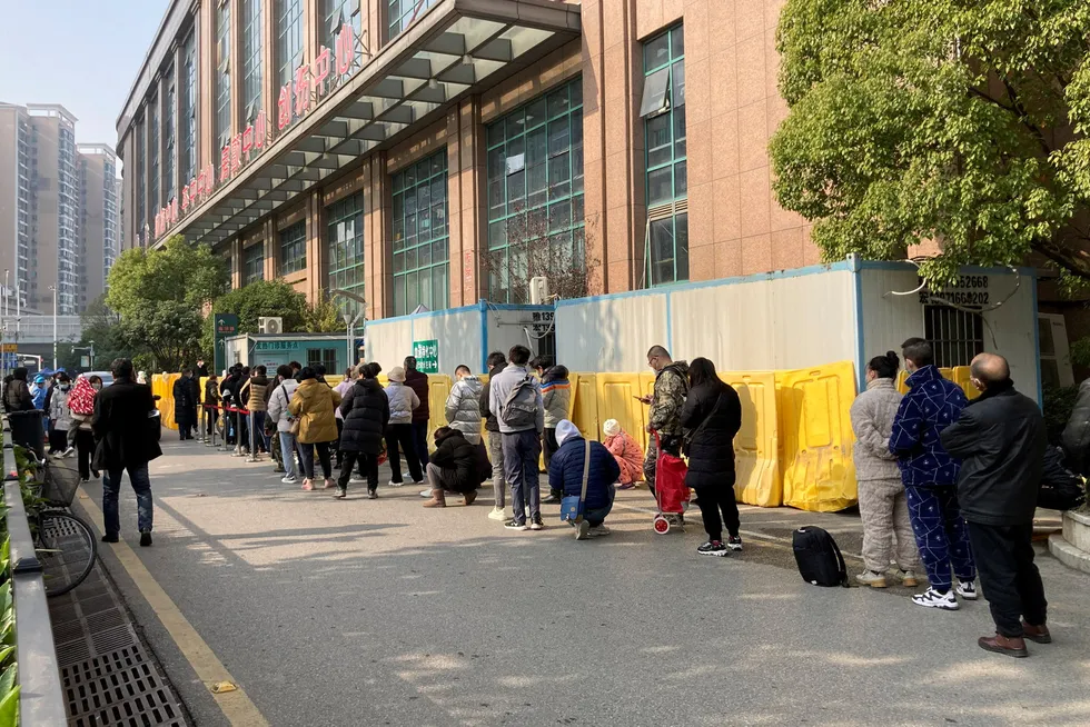 Etter gjenåpningen har det blant annet vært massiv pågang ved såkalte feberklinikker, som her i Wuhan.
