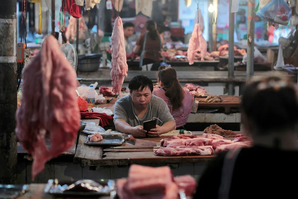Afrikansk svinepest har ført til at svinekjøtt er om lag 70 prosent dyrere enn for ett år siden. Kinesiske forbrukere har strammet inn. De sparer mer enn hva de gjorde for to år siden. Det har medvirket til svakere økonomisk vekst.