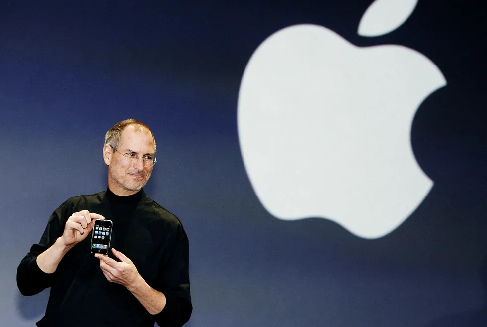 Da Steve Jobs i 2007 viste frem Iphone for første gang, var ikke språket preget av vanskelige begrep. Tvertimot snakket han med et ordforråd som går hjem hos tredjeklassinger på barneskolen.