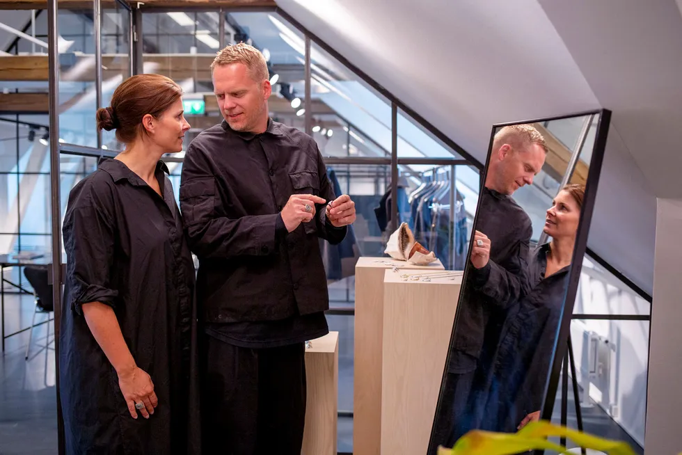 Mona Jensen og Morten Isachsen gjør det godt med sine Tom Wood-klær og -smykker.